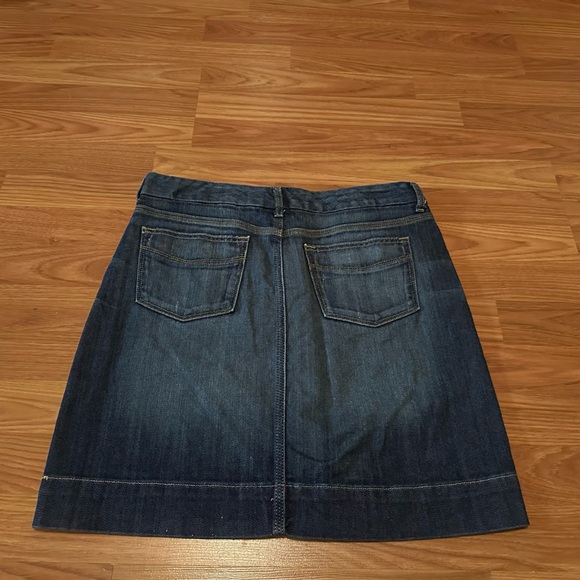 Like New! Gap denim skirt. Size 6 - Picture 7 of 9